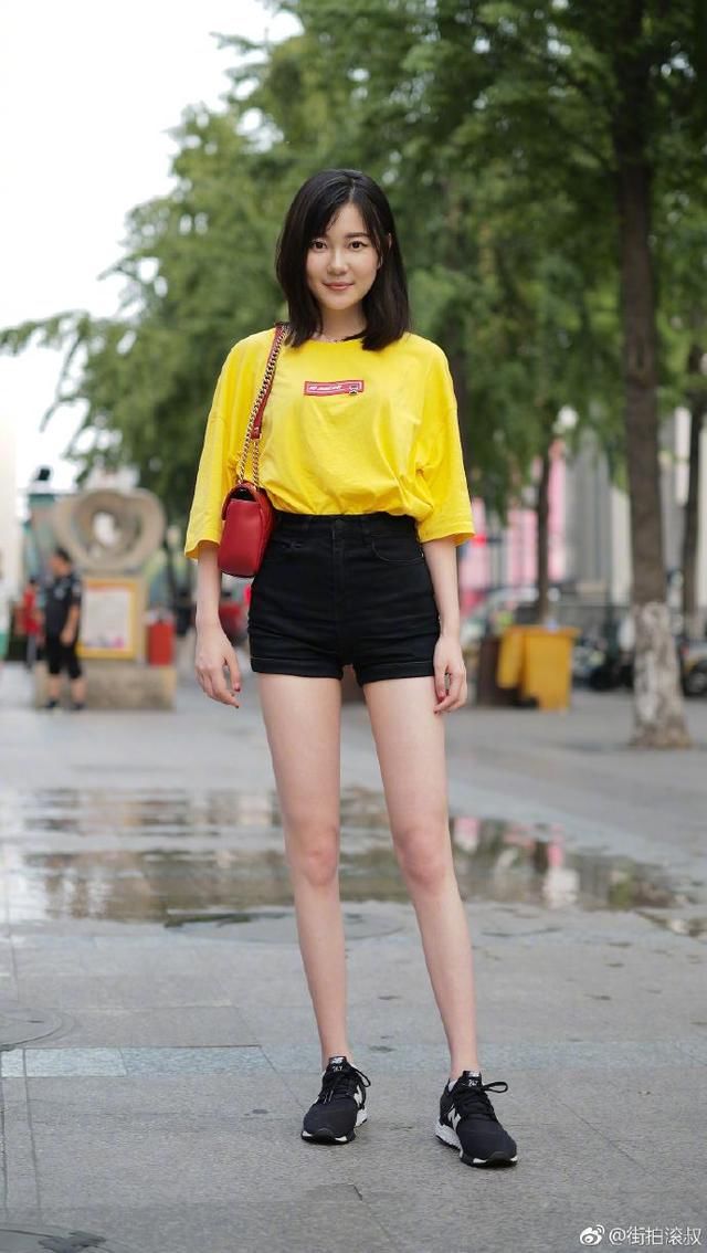 黄色系和红色系的搭配，让夏天除了黑白，又变成另一番光景了哦