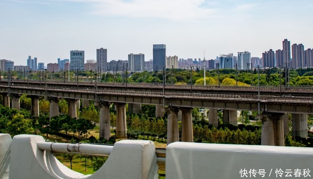  「堪称」这座千万人口的超大城市内，有条隧道二十四小时堵车，