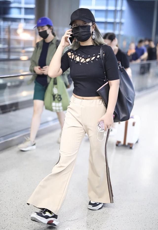 王菊瘦了？可机场穿露脐装秀小蛮腰，却被腰间赘肉抢镜了