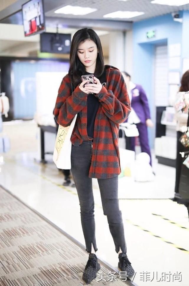 奚梦瑶太大胆了！开叉牛仔短裤穿得又短又紧，网友：看得我好尴尬