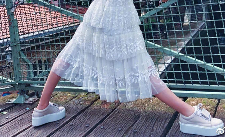 赵丽颖劈叉回应怀孕传闻，没想到其鞋子再次被丑哭！网友：太土！