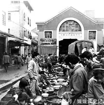 70年代，解放碑还是最高的建筑——老照片上的重庆记忆