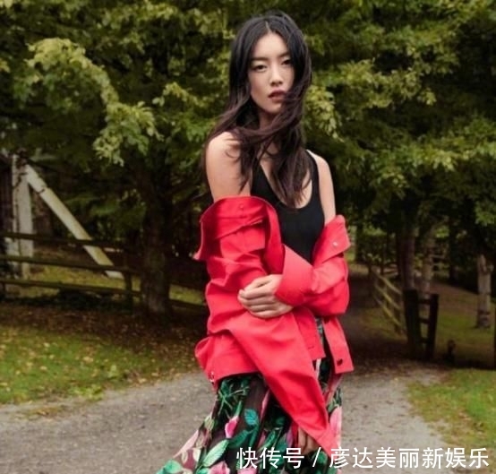 特别@早春外套别乱搭,毫不起眼的印花裙,教你成功吸睛扮靓