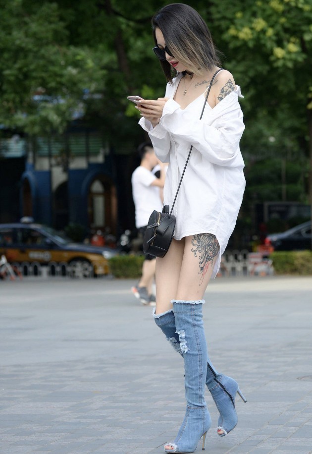  「个性」街拍：这个美女太有个性了，牛仔裤“剪”来当鞋子，却意外时髦！