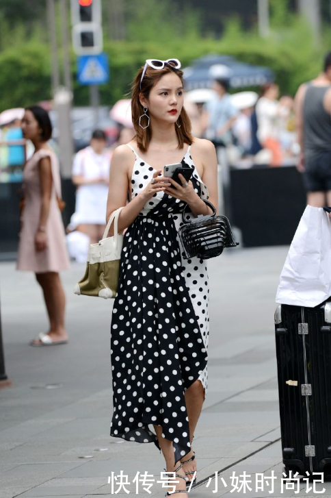  『美女』街拍：美女这斑点裙太吸睛了, 能把人看晕