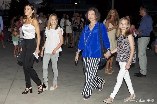 西班牙王后莱蒂齐亚90年代的时尚凉鞋，引爆时尚潮流