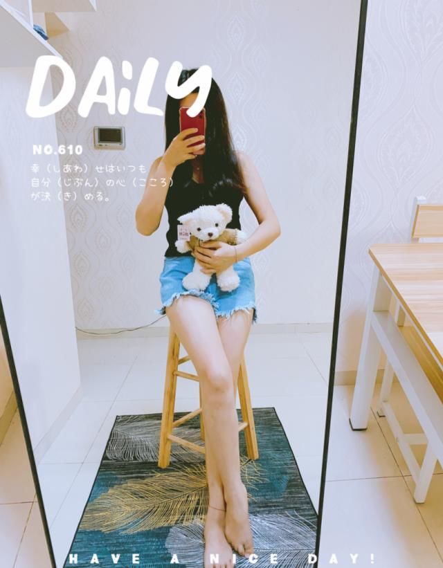  后再加上一■牛仔裤搭配黑色小吊带真的太cp了，适合春天的造型，潮流又百搭！