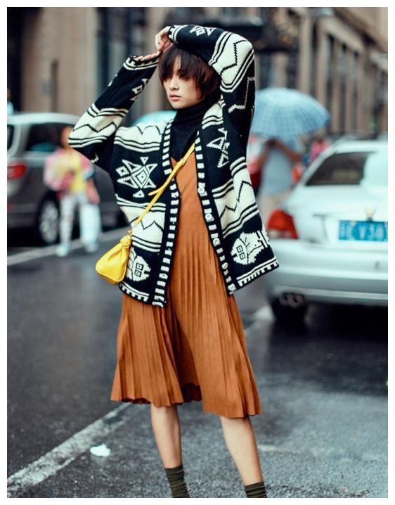 街拍：图1活力十足，图4身材丰满，图6优雅高贵有气质