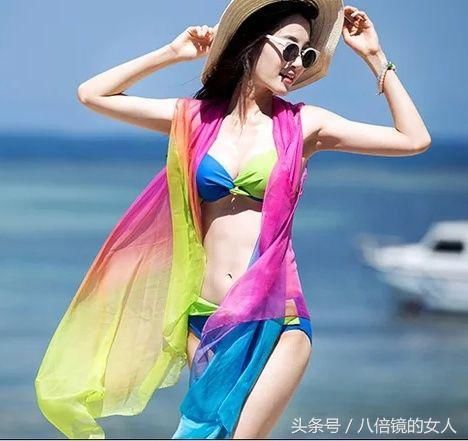 简约而不简单，撞色系比基尼泳衣，塑造优雅迷人的婀娜身材