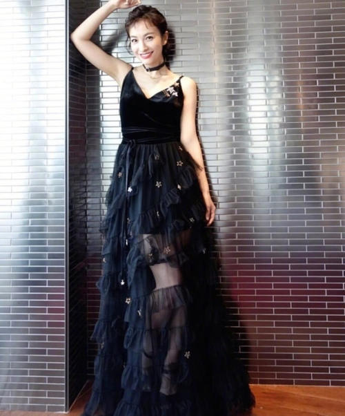 一款小黑裙就有三大女星穿，娄艺潇最像小仙女，吴昕美过黄圣依！