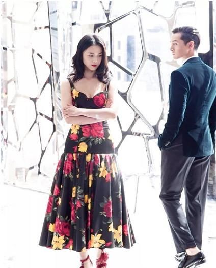 零绯闻女星汤唯，一件吊带连衣裙温婉又性感