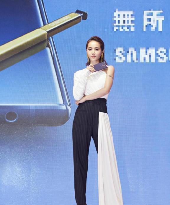 蔡依林奇葩穿搭! 上身缠纱布, 下半身挂着一条, 脚踩15cm高跟鞋!