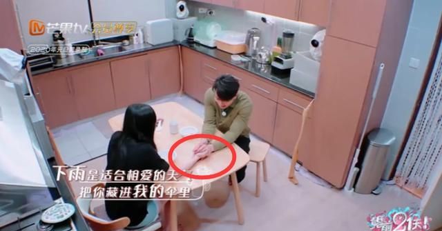  动容■林丽吟知道吴尊的不容易，握住他的手连说“辛苦你了”，让人动容