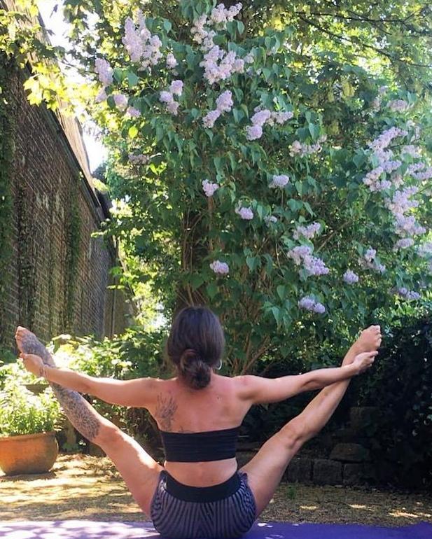 肚子赘肉堆积？怎么能忍，平坦小腹的体式练起来