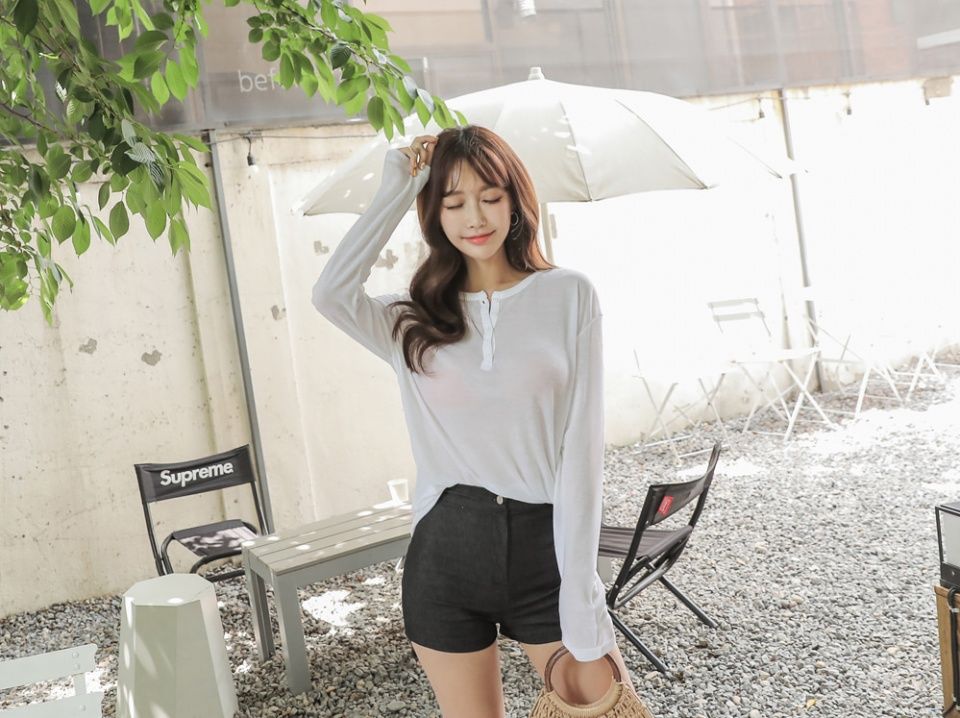 紧身黑热裤高挑美女，文静优雅，饱满有型