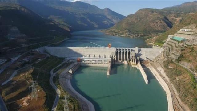 这个水电站要经过雅鲁藏布江大拐弯，比三峡大坝的建设难度还大