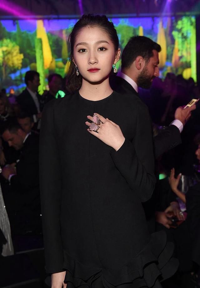 关晓彤比唐嫣高一厘米,同穿短款连衣裙,哪条大