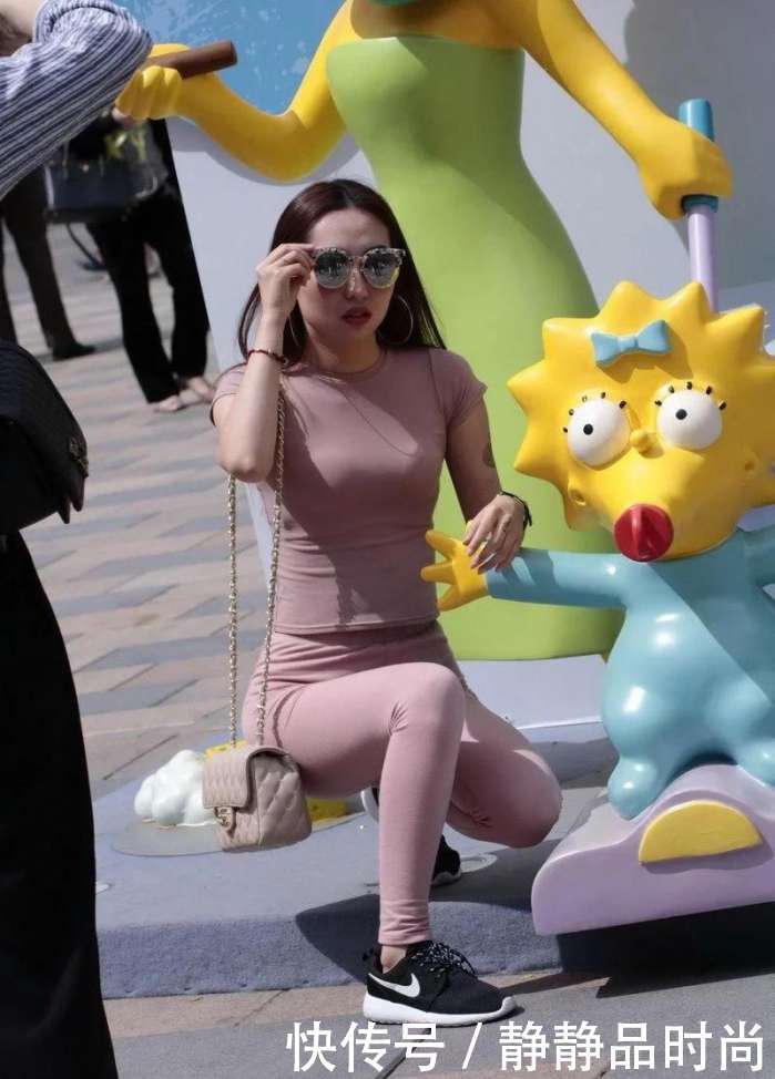 街拍：穿紧身裤的气质辣妈，这么穿很好看