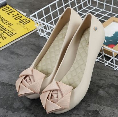 女人过35轻熟年纪，打扮高贵点!试试新款气质女鞋，女人味十足