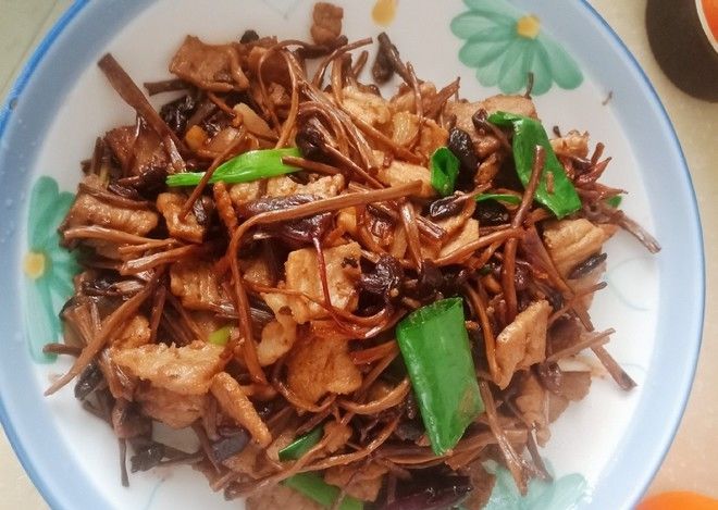  「饭菜」茶树菇炒肉，做法简单，超级好吃，美味可口的下饭菜