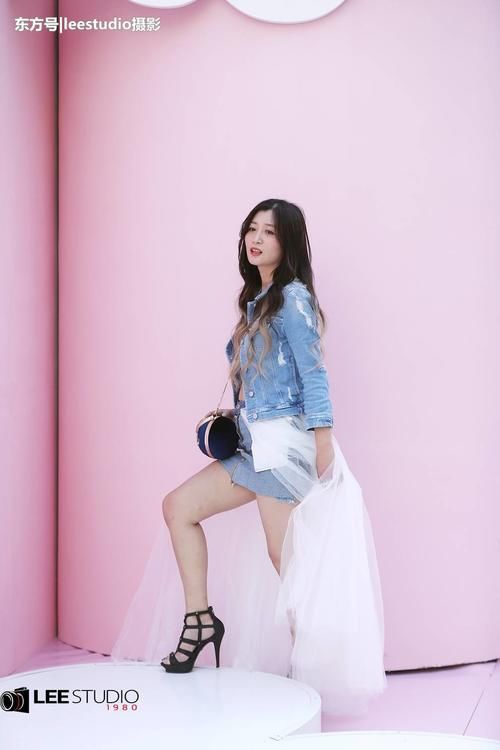 姑娘穿了一条很飘逸的裙子，是不是看着很有“仙气”啊