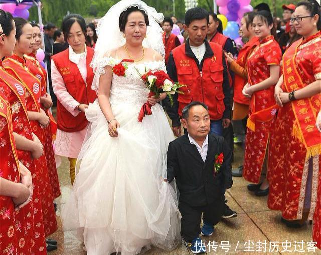  『小伙』谁说娶妻难？看山东1米个子小伙迎娶1.7娇妻，如今生活美满