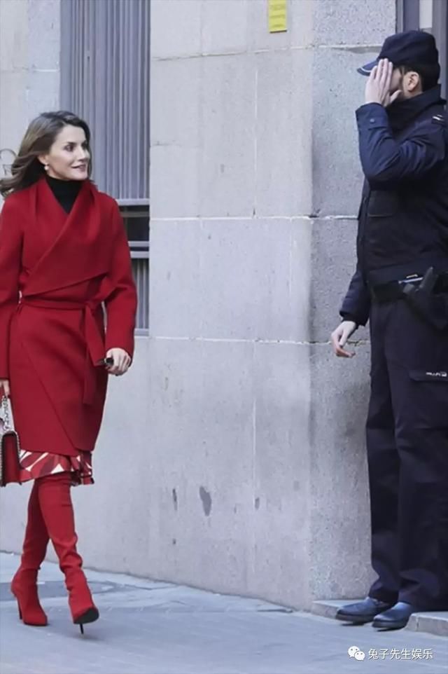 杨幂又与西班牙王后撞衫，这次谁输谁赢还真不好说！