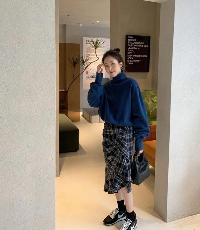  [腿部线条]除了“下衣失踪”，卫衣的穿法太多了，你确定不来一件卫衣吗