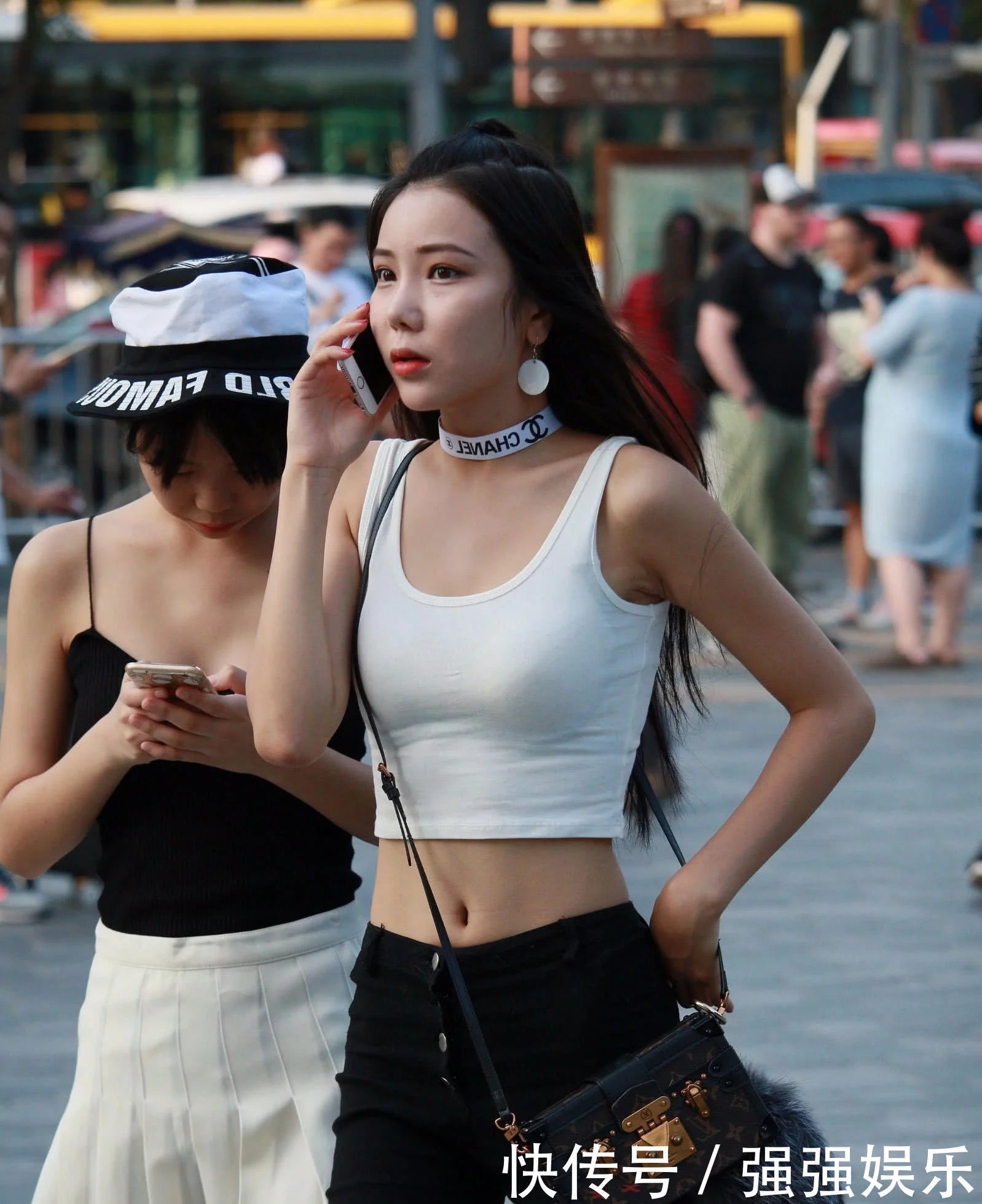 步行街上面的清纯小姐姐，小巧背心裹出傲人上围，牛仔穿搭尽显优