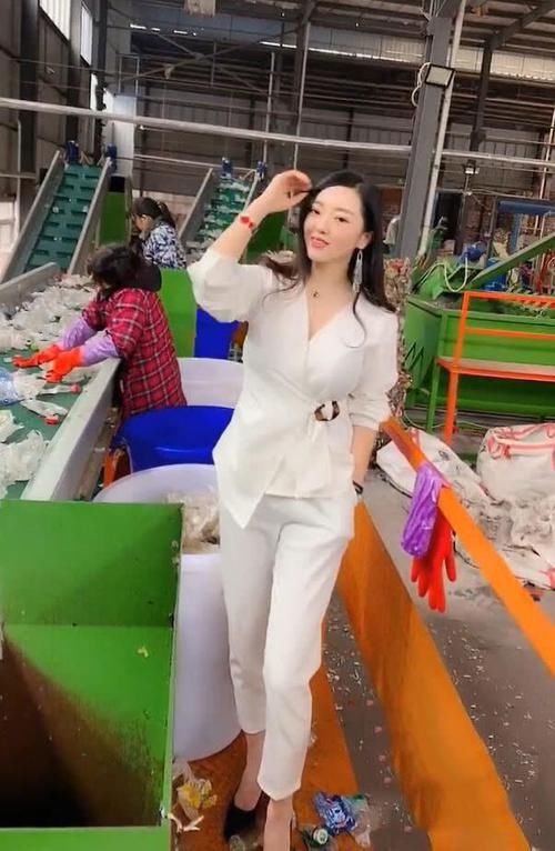  [美女]一身白色的时尚美女，看起来清爽又有女人味!