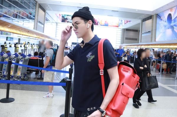 男生夏日扮酷指南！男装周型人秀场外街拍来示范：爱美不分性别，