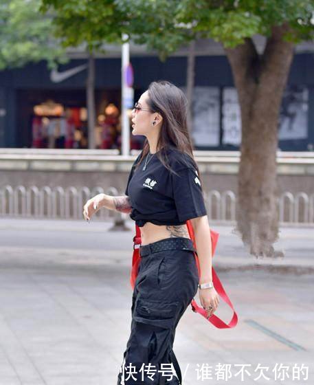 街拍热辣美女爱穿蕾丝装，好身材让人移不开眼睛！