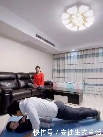 凹凸■34岁吴敏霞在家锻炼，穿紧身裤凹凸大长腿，女儿的表情亮了