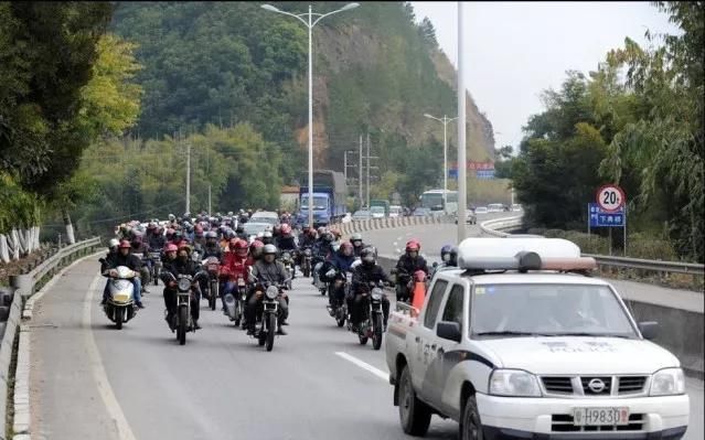  [网民]春节的摩托车回乡，今年的摩托车大军有些不同。 网民:很