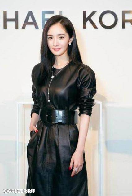 杨幂的照片来了，太时髦了，腰上怎么绑了这么条东西？