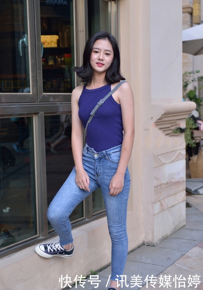  【简直】美女到底是什么魔鬼身材？牛仔裤都能穿出性感，简直太厉害了！