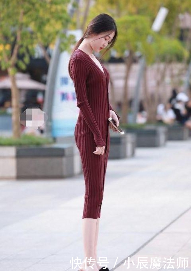 『小姐姐』路人街拍,小姐姐搭配黑色的破洞牛仔裤很显腿长,真的很美