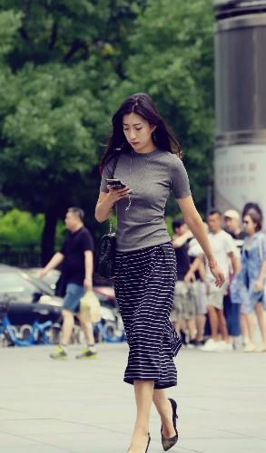 街拍,美女穿紧身配牛仔裤,好身材令人羡慕,展现成熟女人的魅力