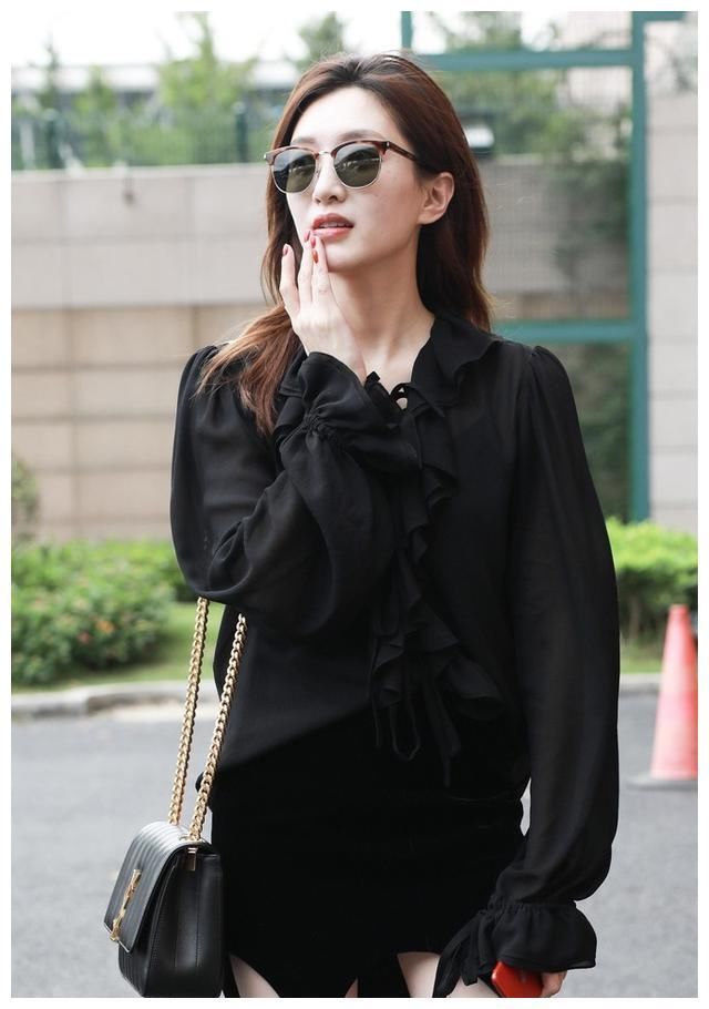 江疏影真会穿，没有高级脸却让人看着很舒服，黑衣黑裙展现好身材