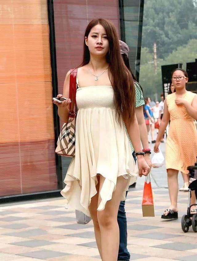 路人街拍 城市广场上的小姐姐，大长腿小包臀恰到好处