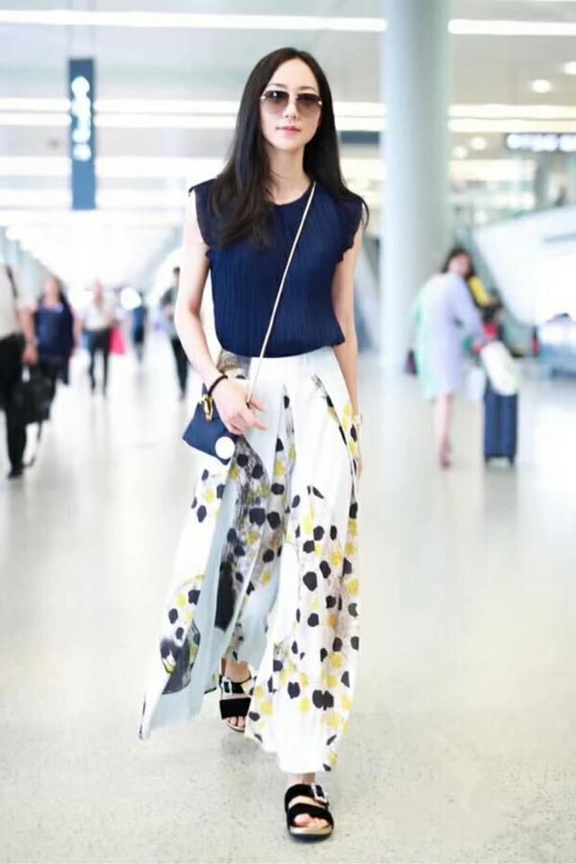 韩雪印花白色连衣裙，腰带扎出蜂腰，腰围怕是连杨幂都比不上