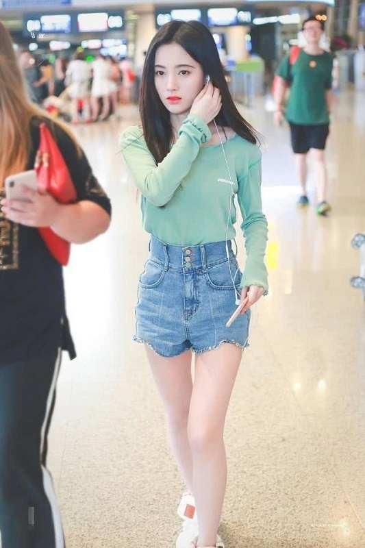 166cm李艺彤遇见159cm鞠婧祎,身高不是差距,网友:主要还看气质