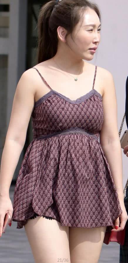 成熟小姐姐深红色吊带连衣裙穿出丰满浑圆的曲线，这腿像豆腐一样