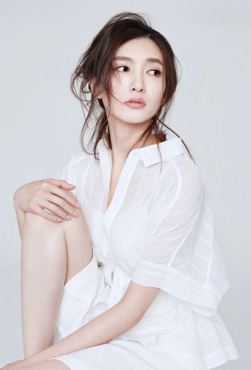 江疏影放大招，衣服仅用两根细绳撑着，网友：差点没认出来！