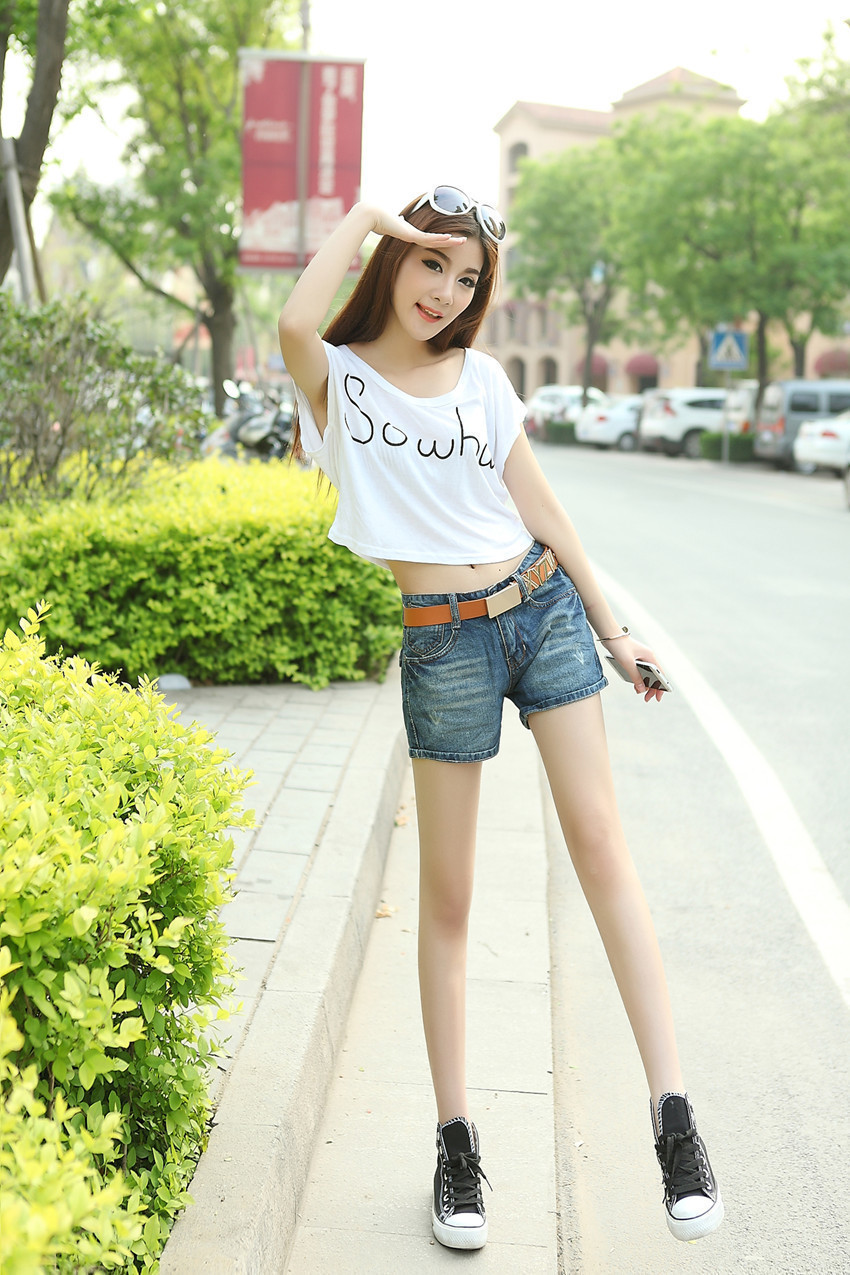 街拍：成熟清爽纯净的小姐姐，外表上时尚大方显高挑显气质！