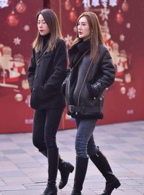  【美女】街拍：活泼可爱美女，一件黑色短袖配蓝色牛仔裤，青春活力气息