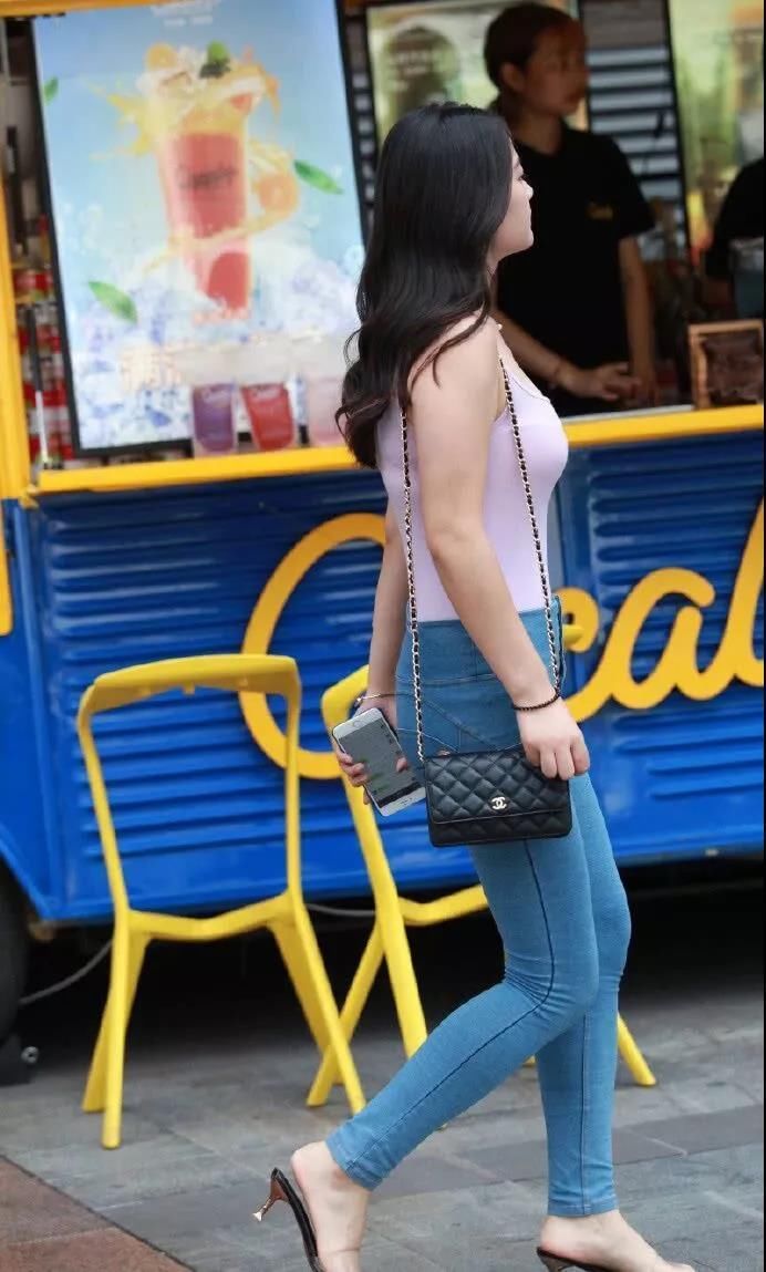 街拍:初秋时节,牛仔裤是最合适的选择