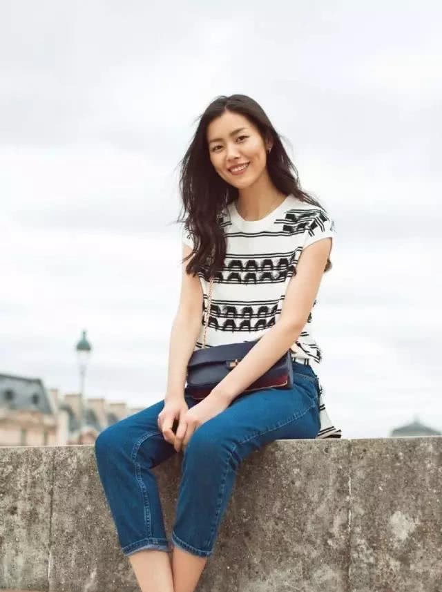 金秋时节，九分裤搭平底鞋，让你穿出时尚新高度