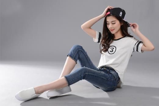 飘逸的牛仔裤美女，彰显不俗品味，韵味十足