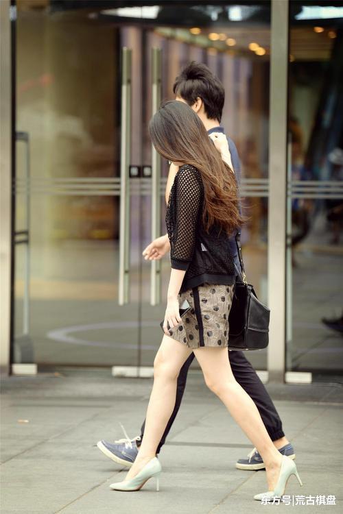 穿高跟鞋的女人最美，最喜欢图六姐姐的荷叶边包臀裙搭配